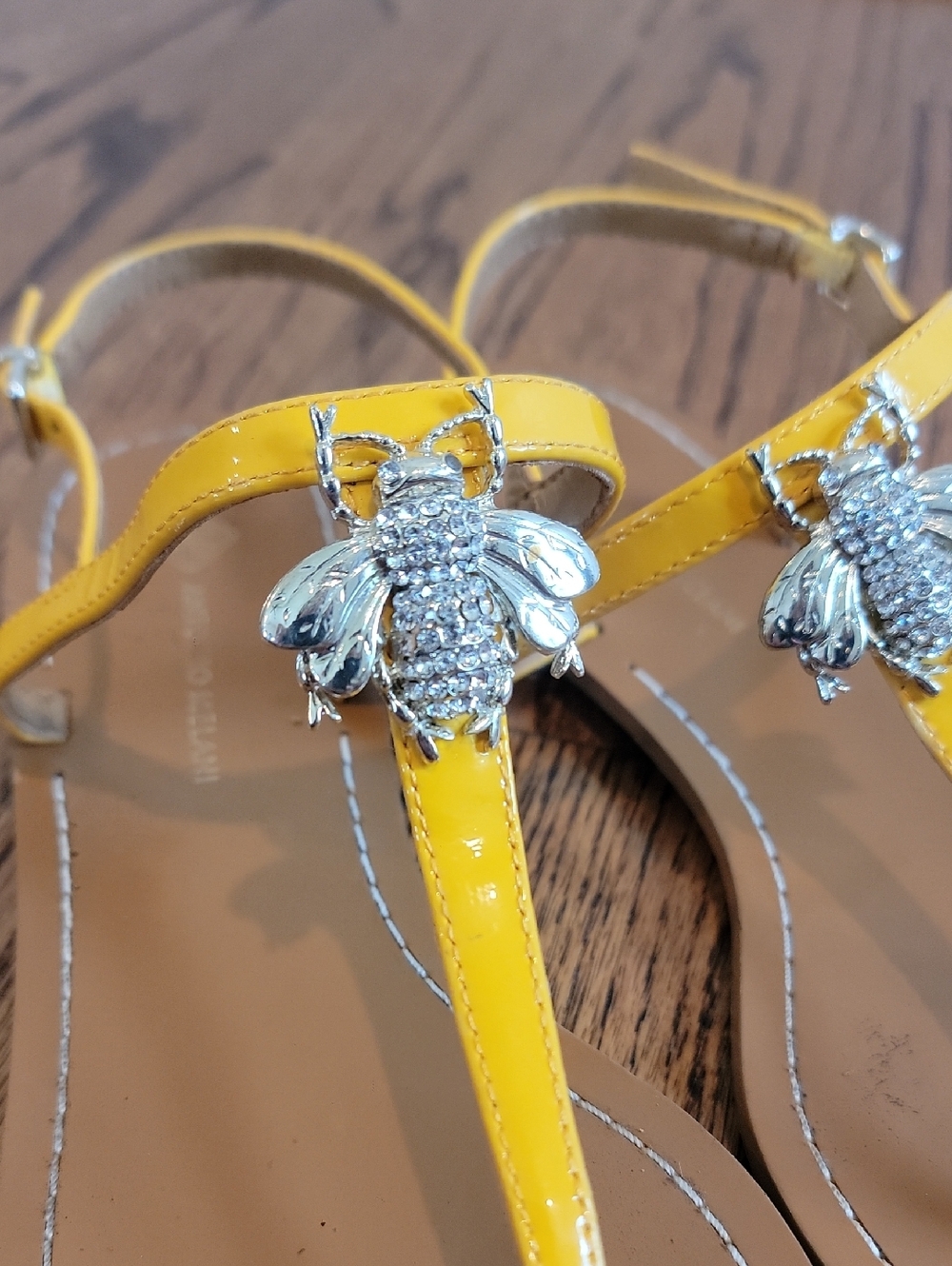 Antonio Melani Sandals Yellow With Jewel Encrusted Bee Size 8.5 Very Good - Picture 2 of 7
